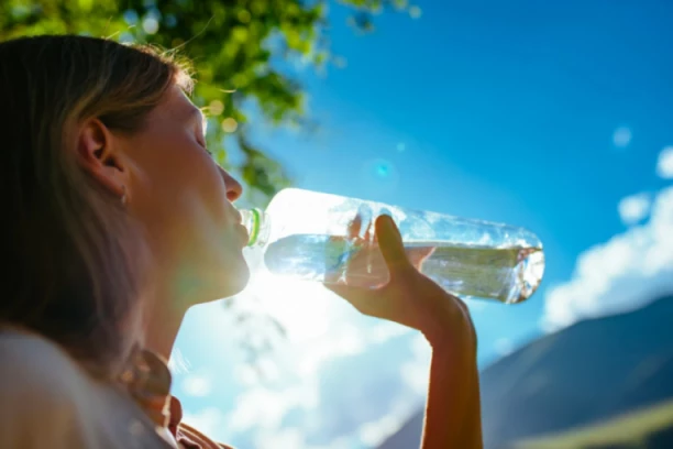 KO NIKAKO NE SME DA PIJE VODU IZ PLASTIČNE FLAŠE, OPASNA JE PO ZDRAVLJE: Ovo može da napravi haos u telu