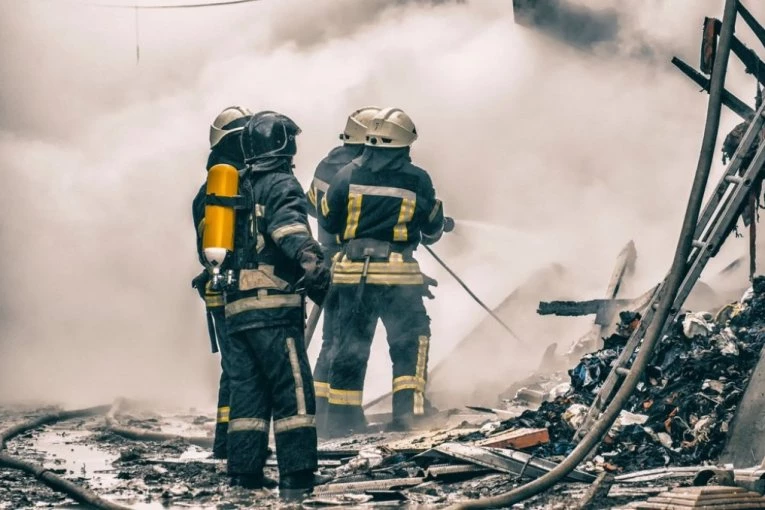 BUKNULA NAPUŠTENA DEPONIJA, DIM STIGAO DO LOZNICE: Borba sa vatrenom stihijom u toku (VIDEO)