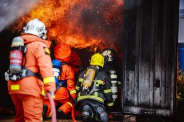 STRAVIČNO! Požar na petom spratu zahvatio STAN U KOME SU MAJKA I DETE, 11 vatrogasaca bilo na terenu