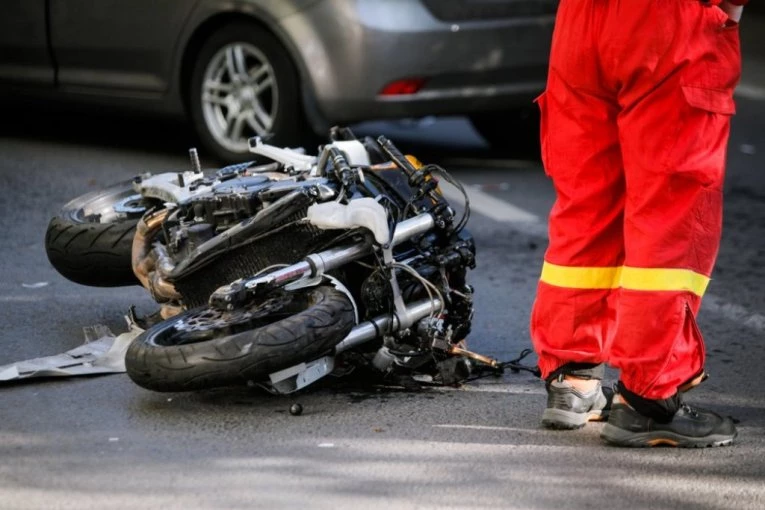 MLADIĆ PAO SA MOTOCIKLA KOD ALEKSINCA! Sa teškim povredama prevezen u Klinički centar Niš!