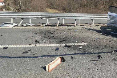 DVE JEZIVE SAOBRAĆAJNE NESREĆE! Sudar dva automobila i motora! Više osoba je povređeno! Ima mrtvih!