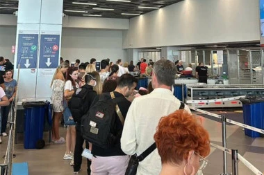 VELIKE GUŽVE NA AERODROMU "NIKOLA TESLA" ZBOG PADA SISTEMA: Nervozni putnici snimili šta se dešava! (VIDEO)