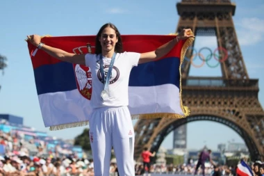 PERIŠIĆ PONOSNO RAŠIRILA SRPSKU ZASTAVU U PARIZU: Srebrna Aleksandra prošetala sa medaljom (FOTO)