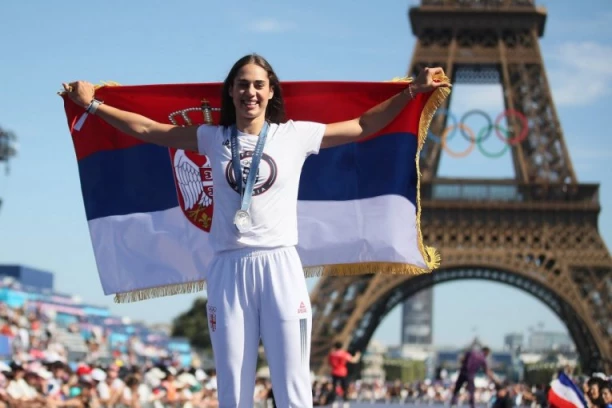 PERIŠIĆ PONOSNO RAŠIRILA SRPSKU ZASTAVU U PARIZU: Srebrna Aleksandra prošetala sa medaljom (FOTO)