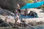 JEZIVA SCENA NA JADRANU! Žena uzela sekiru pa krenula da udara na plaži! Nastao je HAOS, snimljena sa broda! (VIDEO)