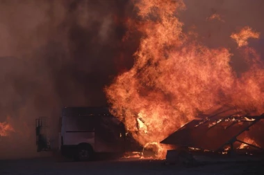 NAREĐENA HITNA EVAKUACIJA! Gori Atina, bukti na sve strane, PLAMEN doseže jako visoko! Izašla i VOJSKA, situacija nikad GORA! (VIDEO)