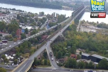 (FOTO) KATASTROFA KOD PANČEVAČKOG MOSTA! PREVRNULA SE VELIKA MEŠALICA! Prilaz Zrenjaninskom putu blokiran