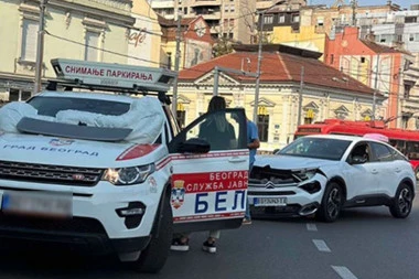 SAOBRAĆAJKA NA SLAVIJI! Taksi se zakucao u "Oko sokolovo"! Prednji deo automobila potpuno uništen (FOTO)