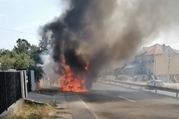 POŽAR NA IZLAZU IZ KRAGUJEVCA: Saobraćaj otežan (VIDEO)