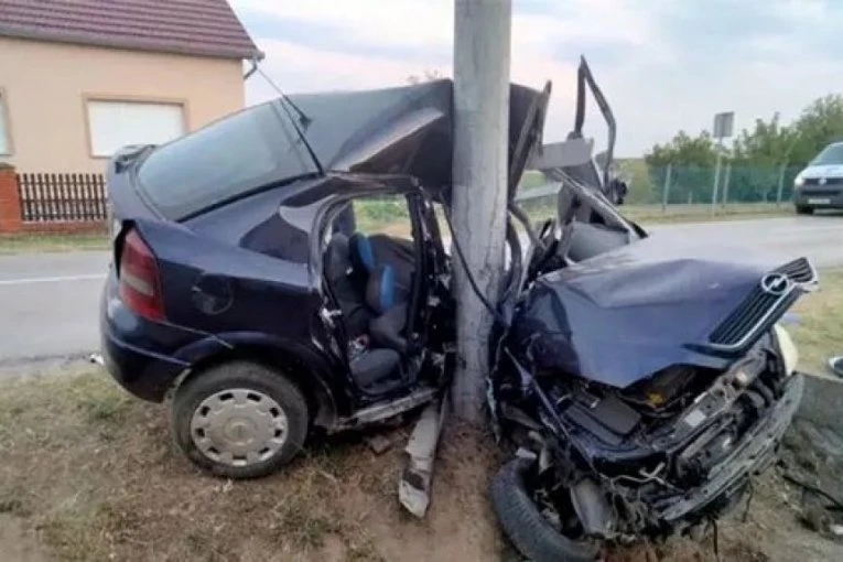 ZASTRAŠUJUĆ PRIZOR! Vozač se automobilom zakucao u STUB!