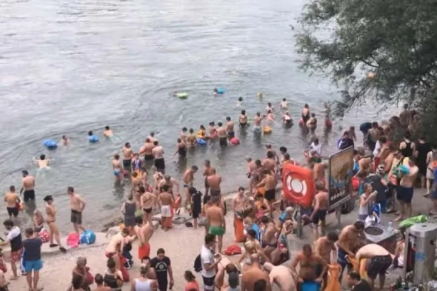 U OVOM GRADU POSLE POSLA LJUDI SKIDAJU SVE SA SEBE I ULAZE U REKU: Razlog će vas oduševiti (VIDEO)