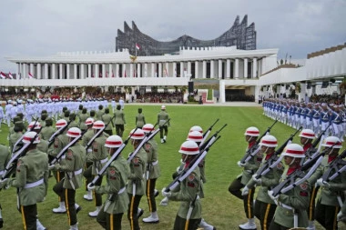 INDONEZIJA OBELEŽAVA 79 GODINA NEZAVISNOSTI: Svečana ceremonija u nedovršenoj budućoj prestonici, Džakarta polako odlazi u istoriju (VIDEO)