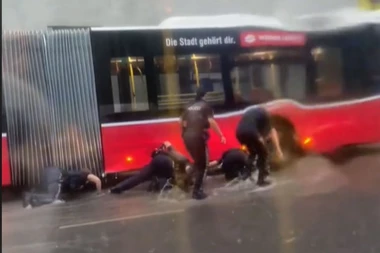 BUJICA ODNELA ŽENU POD GRADSKI AUTOBUS! Nevreme napravilo NEZAPAMĆEN HAOS, vatrogasci spasili nekoliko osoba (VIDEO)