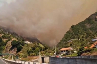 OVO JE OPASNO! NAREĐENA EVAKUACIJA! UGROŽENA POPULARNA TURISTIČKA DESTINACIJA: Stotine vatrogasaca na terenu, a VATRA GORI NA TRI FRONTA (FOTO/VIDEO)