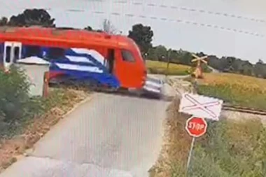 UZNEMIRUJUĆE! Ovako je voz udario u automobil, na licu mesta poginulo dvoje dece i taksista! (VIDEO)