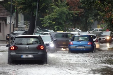 BANJALUKA POD VODOM! Podrumi poplavljeni, ulicama teku bujice reka - RHMZ upozorio da nevreme hrli dalje! (FOTO)