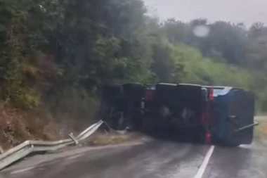 KATASTROFALNA SAOBRAĆAJKA KOD BORA! Kamion proklizao, vozač izgubio kontrolu, vozilo palo na stranu i preprečilo put (VIDEO)