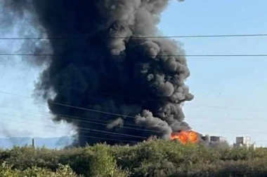 BUKTI POŽAR U LESKOVCU, GORI ČUVENA FABRIKA: Stub crnog dima diže se ka nebu (FOTO/VIDEO)