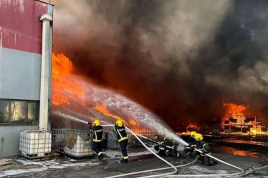 VATRA OPKOLJENA SA SVIH STRANA, 54 vatrogasca gasila POŽAR U LESKOVAČKOJ FABRICI! Trojica dehidrirala od vreline (VIDEO)