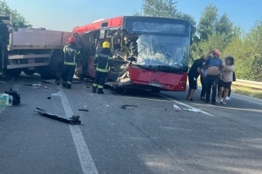 POMERA SE! ČOVEK JE U LOKVI KRVI, ALI JE ŽIV! Potresne reči sa lica mesta jezive saobraćajke na Obrenovačkom putu