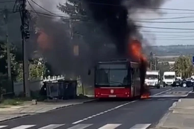 JEZIVA BUKTINJA! Gori gradski autobus u Železniku - snimak ledi krv u žilama (VIDEO)