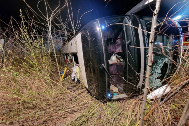 11 LJUDI NASTRADALO, 12 POVREĐENO: Prevrnuo se autobus - HOROR!