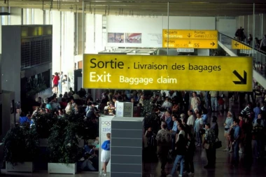 HITNA EVAKUACIJA AERODROMA U PARIZU! Građani u panici bežali sa terminala zbog jezive dojave! (VIDEO)