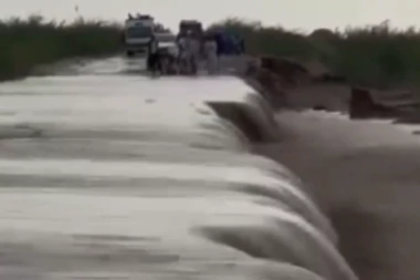 ZBOG PUCANJA BRANE STRADALO 60 LJUDI: Obilne padavine i poplave izbrisale čitavo područje (VIDEO)