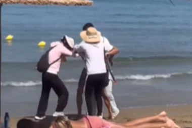 OPŠTA MAKLJAŽA NA GRČKOJ PLAŽI: Sevale pesnice na sve strane i leteli udarci nogama, a SVE ZBOG PRETUŽNE STVARI (VIDEO)