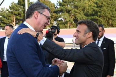 "ZNAČAJ VAŠE POSETE ZA NAS JE NEMERLJIV"! Predsednik Vuči poželeo dobrodošlicu Emanuelu Makronu! (FOTO)