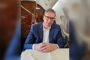 "UPRAVO ISPRATIO MAKRONA, ZA MINUT KREĆEM ZA ČEŠKU!" Vučić objavio sliku iz aviona: "POLEĆEMO!" (FOTO)