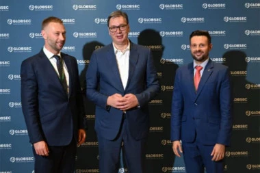 VUČIĆ SE OGLASIO IZ PRAGA: Predsednik Srbije na Gala večeri priređenoj povodom Globalnog bezbednosnog foruma (FOTO)