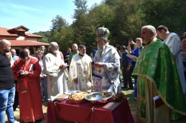 OBNOVA SVETINJE, PORED KOJE JE ČUDOTVORNI LEKOVITI IZVOR: Vladika Pahomije osveštao zvonik u Manastiru Uspenja Presvete Bogorodice kod Surdulice