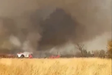 VATRA BESNI NA SVE STRANE, CRNI DIM PREKRIO NEBO NAD ARANĐELOVCEM: "Požar je zahvatio ogromnu površinu" (VIDEO)