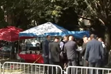 HOROR! Šest osoba izrešetano na tradicionalnoj paradi! Objavljeni JEZIVI snimci (VIDEO)