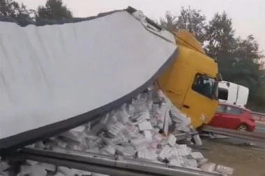 AUTOMOBIL PODLETEO POD KAMION, VIŠE POVREĐENIH! Stravična scena na auto-putu kod Begaljičkog brda! (VIDEO)