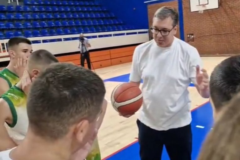 "NEMA PUŠTANJA, NEMA LAKIH POENA, SVAKAKO PREDAJA NIJE OPCIJA": Vučić sa juniorima KK Loznica (VIDEO)