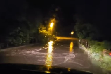 APOKALIPTIČNE SCENE, STRAVIČNO NEVREME JURI KA SRBIJI! Dalmaciju pogodilo neviđeni POTOP, grmljavinska OLUJA duga čak 100 km! (VIDEO)