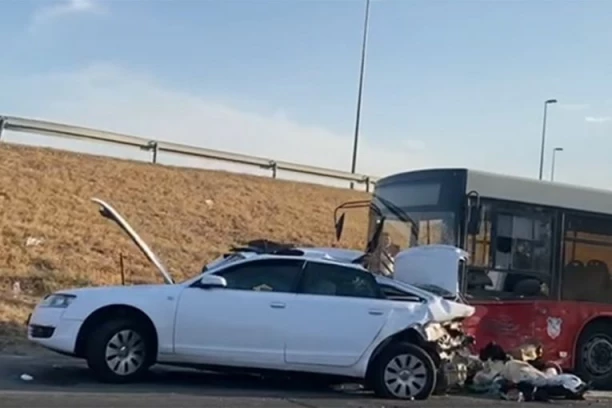 "VIDEO SAM KAKO PRELAZI U MOJU TRAKU, PROBAO SAM DA GA IZBEGNEM!" Vozač autobusa se trese posle nesreće na Obrenovačkom putu!