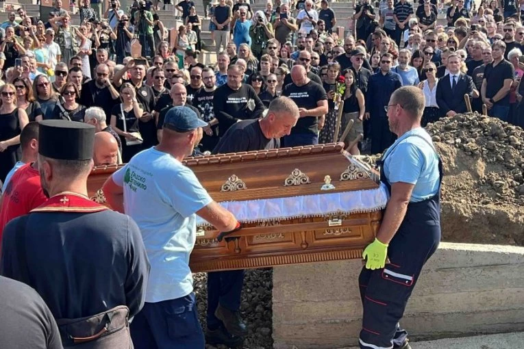 DRAMATIČNE SCENE PRED ISPRAĆAJ BORE ĐORĐEVIĆA! Porodica stigla na mesto gde će biti sahranjen, usledili BOLNI JECAJI!