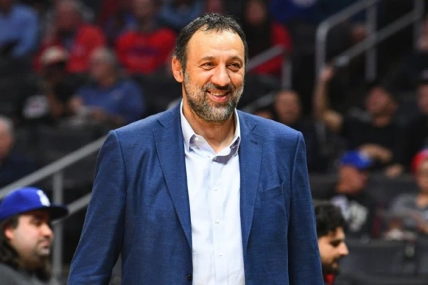 VLADE DIVAC NE LIČI NA SEBE: Prošli biste pored njega na ulici i ne biste ga prepoznali (FOTO)