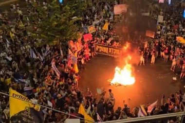 STOTINE HILJADA LJUDI NA ULICAMA IZRAELA: Traže samo jednu stvar, evo šta znače ŽUTE ZASTAVE koje nose (FOTO/VIDEO)