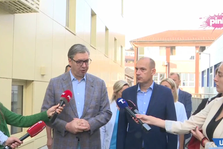 PREDSEDNIK VUČIĆ SA MINISTROM LONČAROM OBIŠAO DOM ZDRAVLJA U LOZNICI: Lepo je da ljudi u Loznici vide kakvu sad bolnicu imaju, kao spejs-šatl!  (FOTO/VIDEO)