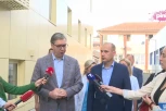 PREDSEDNIK VUČIĆ SA MINISTROM LONČAROM OBIŠAO DOM ZDRAVLJA U LOZNICI: Lepo je da ljudi u Loznici vide kakvu sad bolnicu imaju, kao spejs-šatl!  (FOTO/VIDEO)