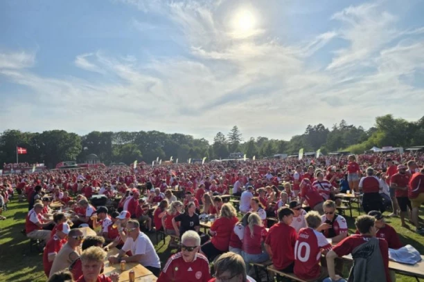 DANCI SE SPREMAJU ZA MEČ SA SRBIJOM: Ispred stadiona sve u crveno-beloj boji! (FOTO GLAERIJA) (VIDEO)