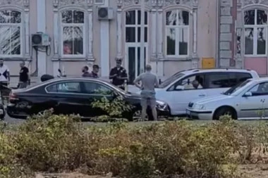 PIJANI TAKSISTA NAPRAVIO KARAMBOL NA ZEMUNSKOM KEJU! Zakucao se u parkirane automobile! (FOTO)