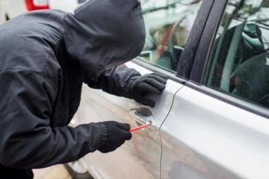 MALOLETNICI KRALI VOZILA U PARAĆINU! Rasvetljene krađe, automobile ostavljali gde su stigli!