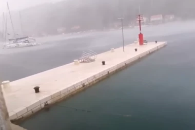 SNAŽNO NEVREME ODUVALO HRVATSKO PRIMORJE: Objavljeni i snimci iz Dubrovnika, sve je POTOPLJENO! Pojavili se odroni (VIDEO)