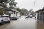 UŽAS! Dečak (14) upao u otvoreni šaht! Ulicama PLUTAJU automobili, sve je pod vodom! Građani da ne napuštaju kuće! (VIDEO)