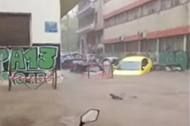 APOKALIPTIČNE SCENE IZ ATINE: Grad je potopljen, voda nosi sve pred sobom, putnici zarobljeni u autobusu! (VIDEO)